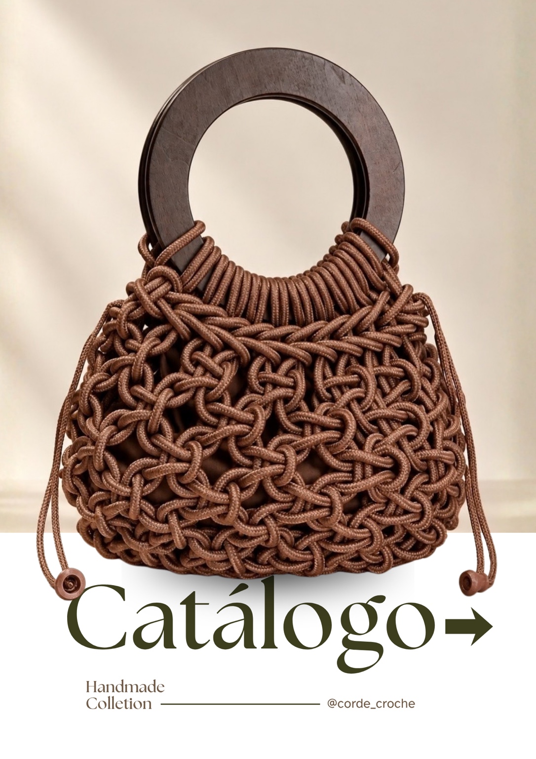 Capa do catálogo CORDÊ com bolsa de macramê marrom e alça de madeira